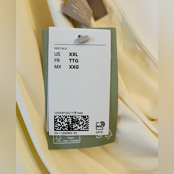 NWT H & M Women's Jersey One-Shoulder Black Fitted Crop Top. Size: XXL. - Picture 4 of 5